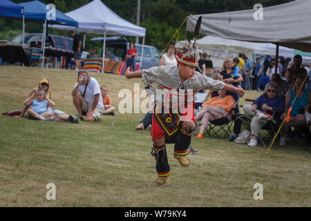 Balli tradizionali a Kanatsiohareke annuale Mohawk festival indiano, Fonda, New York, la contea de Montgomery Foto Stock