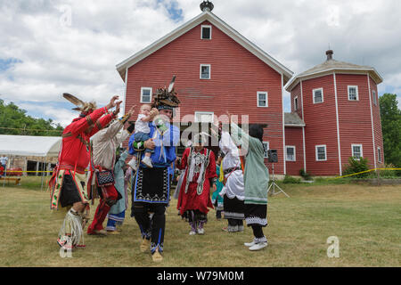 Balli tradizionali a Kanatsiohareke annuale Mohawk festival indiano, Fonda, New York, la contea de Montgomery Foto Stock