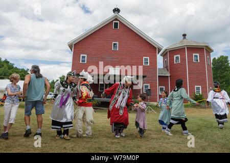 Balli tradizionali a Kanatsiohareke annuale Mohawk festival indiano, Fonda, New York, la contea de Montgomery Foto Stock