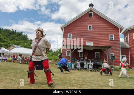 Balli tradizionali a Kanatsiohareke annuale Mohawk festival indiano, Fonda, New York, la contea de Montgomery Foto Stock