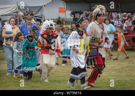 Balli tradizionali a Kanatsiohareke annuale Mohawk festival indiano, Fonda, New York, la contea de Montgomery Foto Stock