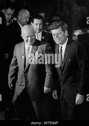 Il presidente statunitense John Fitzgerald Kennedy e il leader sovietico Nikita Khrushchev, voce alla loro prima riunione del luglio 3th. 1961. Foto Stock