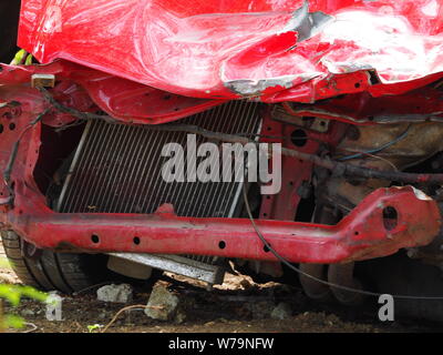 Vista ingrandita di un sistema pesantemente devastata auto rossa. Foto Stock