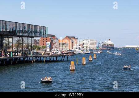 Le barche nel porto di Copenhagen, dal Royal Danish Playhouse, un pomeriggio estivo Foto Stock