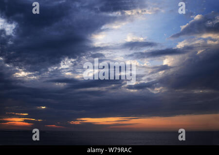 Luci dell'Atlantico: Alba di giugno sulla baia di Absecon nella città dell'Atlantico, nuova maglia. Foto Stock