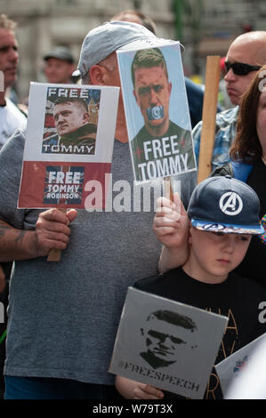 Oxford Circus, Londra, Regno Unito. Il 3 agosto 2019. Centinaia di pro e contro Tommy Robinson sostenitori si scontrano con la polizia nel centro di Londra nella foto: centinaia Foto Stock