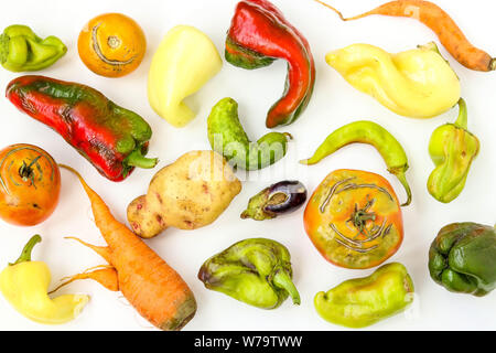 Alla moda di brutto Organici ortaggi: patate, carote, cetrioli, peperoni, peperoncini, la melanzana e il pomodoro su sfondo bianco, brutto concetto alimentare, orizzontale Foto Stock