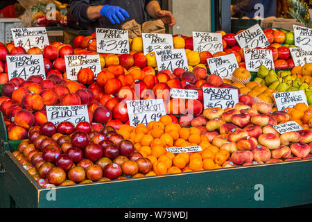 Mani sulla frutta Foto Stock