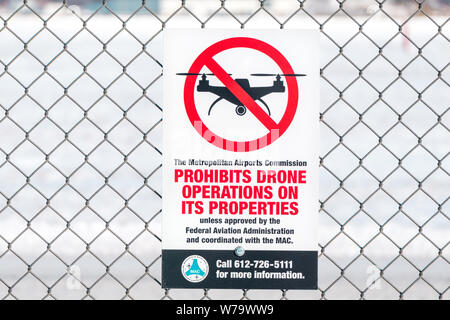 MINNEAPOLIS, MN/STATI UNITI D'America - 14 gennaio 2017: Segno attaccato alla catena collegamento recinto che vieta di fuchi all'aeroporto negli Stati Uniti. Foto Stock