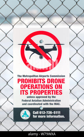 MINNEAPOLIS, MN/STATI UNITI D'America - 14 gennaio 2017: Segno attaccato alla catena collegamento recinto che vieta di fuchi all'aeroporto negli Stati Uniti. Foto Stock