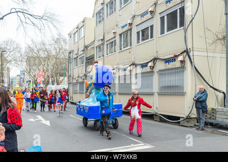 Atmosfera di festa, parade, fancy cosplay a carnevale Rosenmontagszug (Lunedì di Rose Parade) di Düsseldorf città vecchia, Germania. Foto Stock