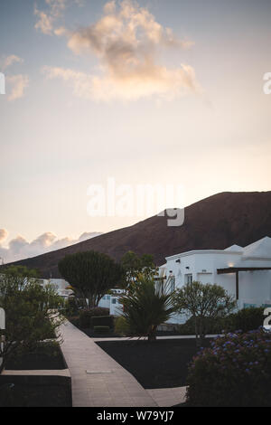 Modo di Montana Roja al tramonto da un Bengalow - Isole Canarie Foto Stock