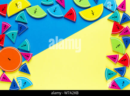 Colorate le frazioni di matematica in giallo e blu sfondi luminosi. math interessanti per i bambini. Istruzione, torna al concetto di scuola. La geometria e la matematica Foto Stock