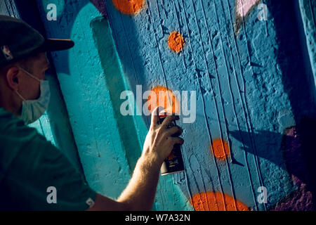 Guy attira bright green graffiti Foto Stock