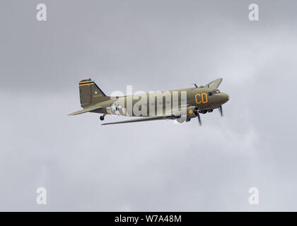 Immagine di Douglas C-47 Skytrain 'Betsy del bombardiere biscotto' mostrato volando a bassa quota sopra il Chino Airport nella California del Sud. Foto Stock