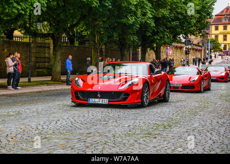 Germania, FULDA - LUG 2019: rosso Ferrari 812 SUPERFAST coupe tipo F152M è un intermedio anteriore, motore trazione posteriore grand tourer prodotta da sport italiano Foto Stock