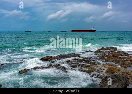 Alcune navi ormeggiate durante il maltempo a Todos os Santos Bay a Salvador de Bahia, Brasile, Foto Stock