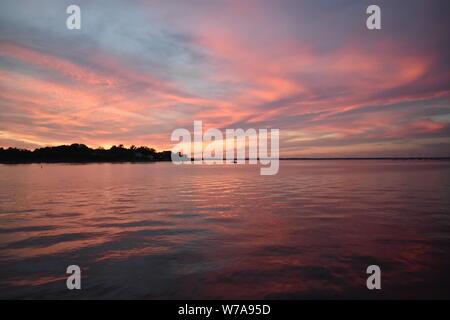 Drammatico il cielo con le nuvole durante il tramonto a Keyport, New Jersey -05 Foto Stock