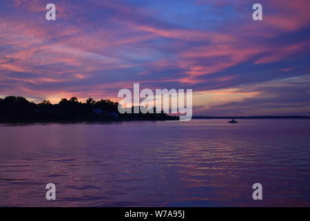 Drammatico il cielo con le nuvole durante il tramonto a Keyport, New Jersey -06 Foto Stock