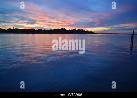 Drammatico il cielo con le nuvole durante il tramonto a Keyport, New Jersey -07 Foto Stock