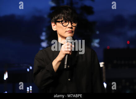 Tokyo, Giappone. 5 Ago, 2019. Ichiro Yamaguchi, un membro di una rock band Sakanaction partecipa a un evento di apertura di una installazione "Roof Top" Orchestra a Ginza sei shopping mall a Tokyo come egli lo ha prodotto il lunedì, 5 agosto 2019. Roof Top Orchestra, un suono e luce installazione presso il giardino sul tetto sul 13 storia Ginza sei edificio, sarà eseguita attraverso il 31 ottobre. Credito: Yoshio Tsunoda/AFLO/Alamy Live News Foto Stock