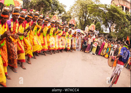 Tribal,santhal,gruppo,ballerine, in piedi ,su ,convergenza anteriore,ballare,a,Rathayatra,Kolkata,l'India. Foto Stock