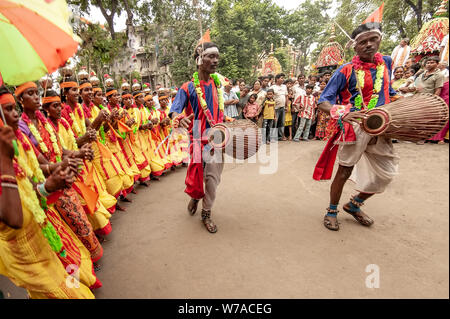 Tribal,Santhal,gruppo,ballo,a,a,heritage,ballo,su Ratha yatra,celebrazione,Kolkata,l'India Foto Stock