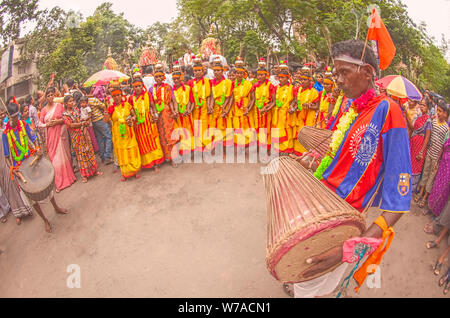 Tribal,Santhal,maschio,batteristi,female ,ballerini,nel gruppo,ballare,a,Rathayatra, Kolkata,l'India, Foto Stock