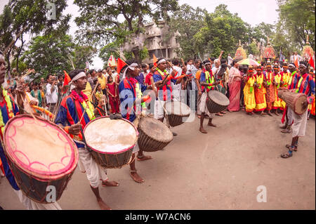 Tribal,Santhal,batteristi,femmina,ballerini,a,giallo,rosso,sari,eseguire, in rhythim su,Rathayatra,a Saltlake Festival ground,Kolkata,l'India. Foto Stock