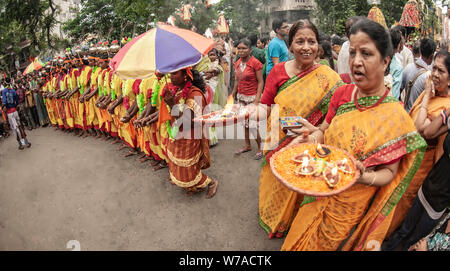 Gruppo,Santhal,tribal,ballo, due,anziani,femmine,ovation,elementi,a,piastra,Rathayatra,Salt Lake,Kolkata,l'India. Foto Stock