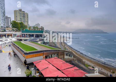 Costa del Perù, Centro commerciale Larcomar a Malecon de la Reserva, Costa Verde, Malecón de la Reserva, Miraflores District, Lima, Perù Foto Stock