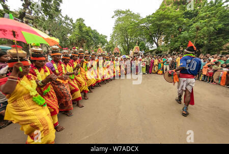 Tribal ,Santhal,gruppo,ballo,un patrimonio ballo,famoso,per,,rhythm pattern,codice di abbigliamento,musica,tamburo,presentato,su Kolkata Stree,l'India. Foto Stock