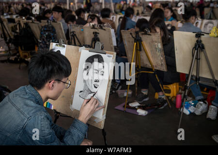 Gli studenti prendono parte in una simulazione di esame di ammissione per la laurea di primo livello dei programmi delle scuole di arti presso lo stadio di Hubei Università mi Foto Stock