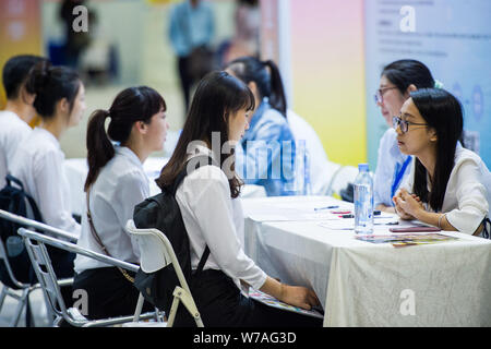 Laureati cinesi e persone in cerca di lavoro parla con intervistatori in cerca di occupazione a una fiera del lavoro nella città di Shenzhen, Cina del sud della provincia di Guangdong, 16 O Foto Stock