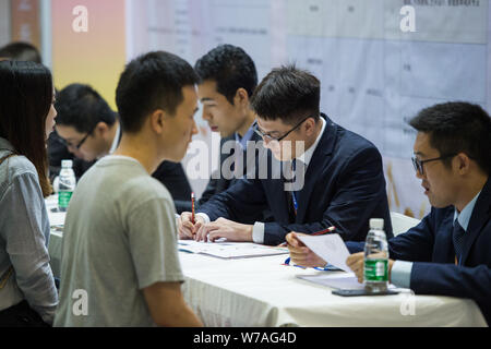 --FILE--laureati cinesi e persone in cerca di lavoro cerca di occupazione a una fiera del lavoro nella città di Shenzhen, Cina del sud della provincia di Guangdong, 16 ottobre 2017. Chi Foto Stock