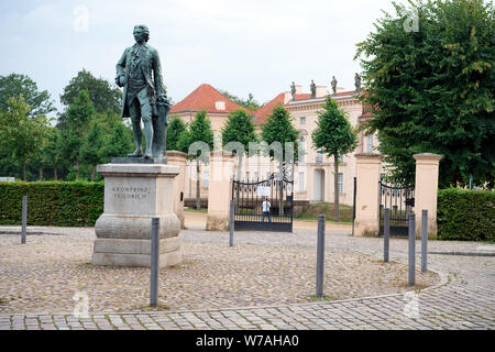 Rheinsberg, Germania. 13 Luglio, 2019. Il monumento al principe ereditario Friedrich davanti all'ingresso del castello nella città di Rheinsberg nel distretto di Ostprignitz-Ruppin. Credito: Soeren Stache/dpa-Zentralbild/ZB/dpa/Alamy Live News Foto Stock