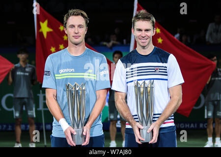 Vincitore Henri Kontinen della Finlandia, a sinistra e a Giovanni coetanei di Australia posano con i loro trofei dopo aver sconfitto Lukasz Kubot di Polonia e Marcelo Melo o Foto Stock