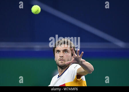 Gilles Simon di Francia serve contro Aljaz Bedene di Inghilterra nel loro secondo turno match di uomini singoli durante il 2017 Shanghai Rolex Masters Foto Stock