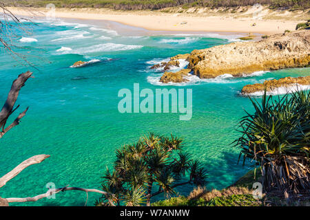 Un australiano sulla spiaggia di North Stradbroke Island su una perfetta giornata di sole Foto Stock