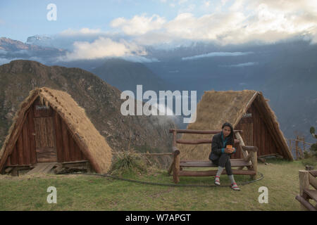 Carino con tetto di paglia di un telaio di capanne sul Senso - Inka trek, 'l'altra Machu Picchu,' Capuliyoc, Apurimac, Perù Foto Stock