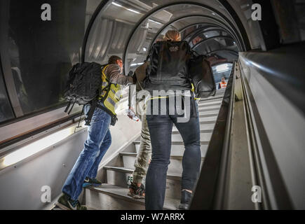 Leipzig, Germania. 01 Ago, 2019. Gli ufficiali di polizia accompagnano Afgani a Leipzig-Halle Aeroporto su una carta di aeromobili. 45 richiedenti asilo respinti furono deportati sul volo speciale in Afghanistan la capitale Kabul. (A dpa storia: deportazione volo per l'Afghanistan) Credito: Michael Kappeler/dpa/Alamy Live News Foto Stock