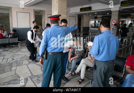 A Kabul, Afghanistan. 01 Ago, 2019. Una polizia afgana officer mostra un arrivando a afghana di controllo passaporto. 45 richiedenti asilo respinti sono stati deportati su un volo speciale in Afghanistan la capitale Kabul (zu dpa-storia: deportazione volo per l'Afghanistan) Credito: Michael Kappeler/dpa/Alamy Live News Foto Stock