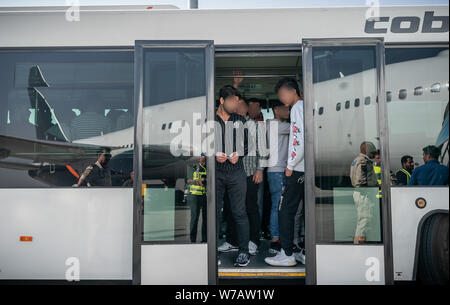 A Kabul, Afghanistan. 01 Ago, 2019. Gli afgani sono in piedi in un aeroporto in bus a Kabul airport. 45 richiedenti asilo respinti furono deportati sul volo speciale in Afghanistan la capitale Kabul. (Attenzione: le facce dei deportati sono irriconoscibili per motivi di protezione della personalità. Un logo della compagnia aerea che ha effettuato il volo di deportazione, proprio sopra la finestra, è stato reso irriconoscibile come una condizione di Frontex, a dpa-storia: deportazione volo per l'Afghanistan) Credito: Michael Kappeler/dpa/Alamy Live News Foto Stock