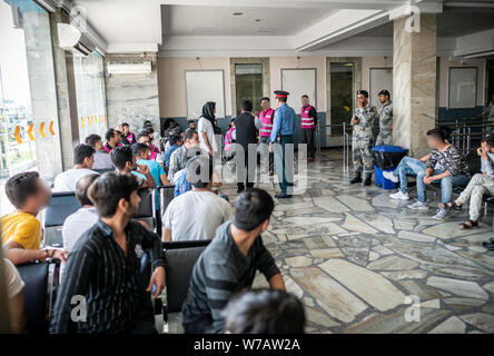 A Kabul, Afghanistan. 01 Ago, 2019. All'arrivo all aeroporto di Kabul, gli Afgani sono accolti da funzionari e fornite le istruzioni su come procedere. 45 richiedenti asilo respinti furono deportati sul volo speciale in Afghanistan la capitale Kabul. (Attenzione: le facce dei deportati e non il personale in uniforme non sono riconoscibili per motivi di protezione personale, a dpa-storia: deportazione volo per l'Afghanistan) Credito: Michael Kappeler/dpa/Alamy Live News Foto Stock