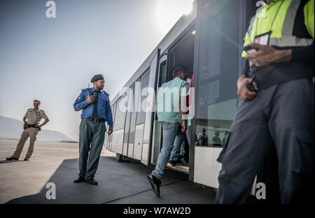 A Kabul, Afghanistan. 01 Ago, 2019. Gli afghani a bordo di un bus dall'aeroporto dopo aver lasciato una carta di aeromobili. 45 richiedenti asilo respinti sono stati deportati su un volo speciale in Afghanistan la capitale Kabul (zu dpa-storia: deportazione volo per l'Afghanistan) Credito: Michael Kappeler/dpa/Alamy Live News Foto Stock