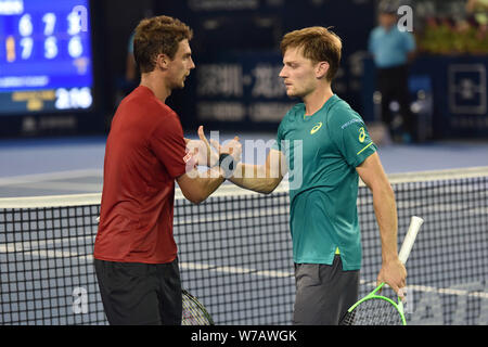 David Goffin del Belgio, destra, interagisce con Henri Laaksonen della Svizzera nella loro semifinale partita degli uomini singoli durante il 2017 Shenzhen O Foto Stock