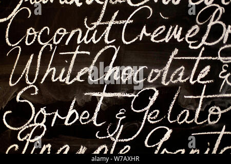 Il dessert menu Chalk board con eleganti scritto a mano un testo in corsivo Foto Stock