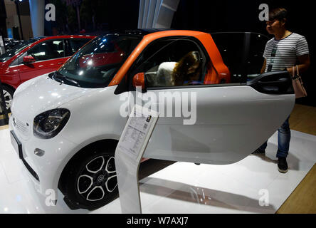 Un visitatore guarda una smart fortwo electric drive auto visualizzato in 2017 Cina Hangzhou International Automobile Expo di Hangzhou, a est della Cina di Foto Stock