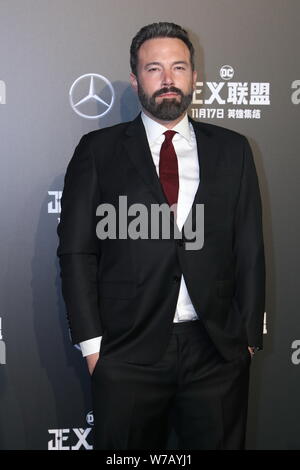 Attore e regista Ben Affleck pone come egli arriva sul tappeto rosso per il film 'Justice League" a Pechino in Cina, 26 ottobre 2017. Foto Stock