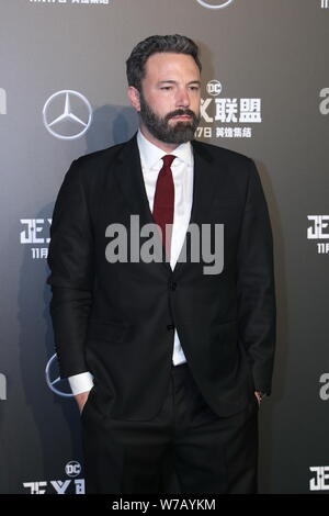 Attore e regista Ben Affleck pone come egli arriva sul tappeto rosso per il film 'Justice League" a Pechino in Cina, 26 ottobre 2017. Foto Stock